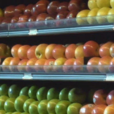 apple varieties in a grocery store
