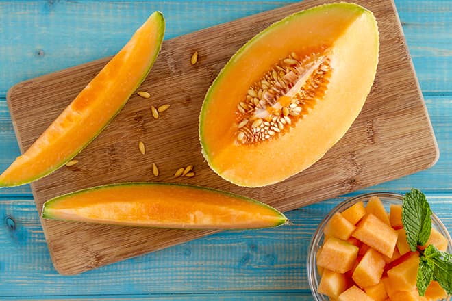 sliced-cantaloupe-on-cutting-board-and-in-dish