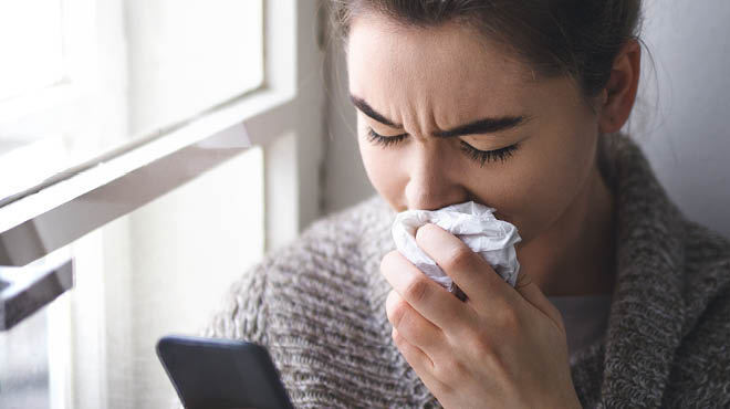 https://www.mayoclinichealthsystem.org/-/media/national-files/images/hometown-health/2021/holding-tissues-to-nose.jpg?sc_lang=en