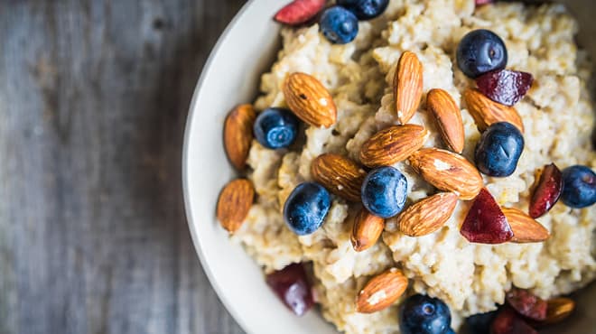 Oatmeal with almonds and blueberries